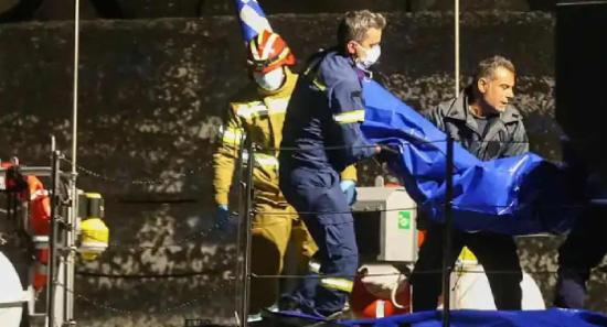 ග්‍රීක මුහුදේ යාත්‍රාවක් පෙරළී 17ක් මරුට.